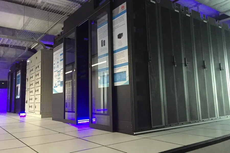 ห้องเซิร์ฟเวอร์บนพื้นยก Rhino (server room on Rhino raised floor)